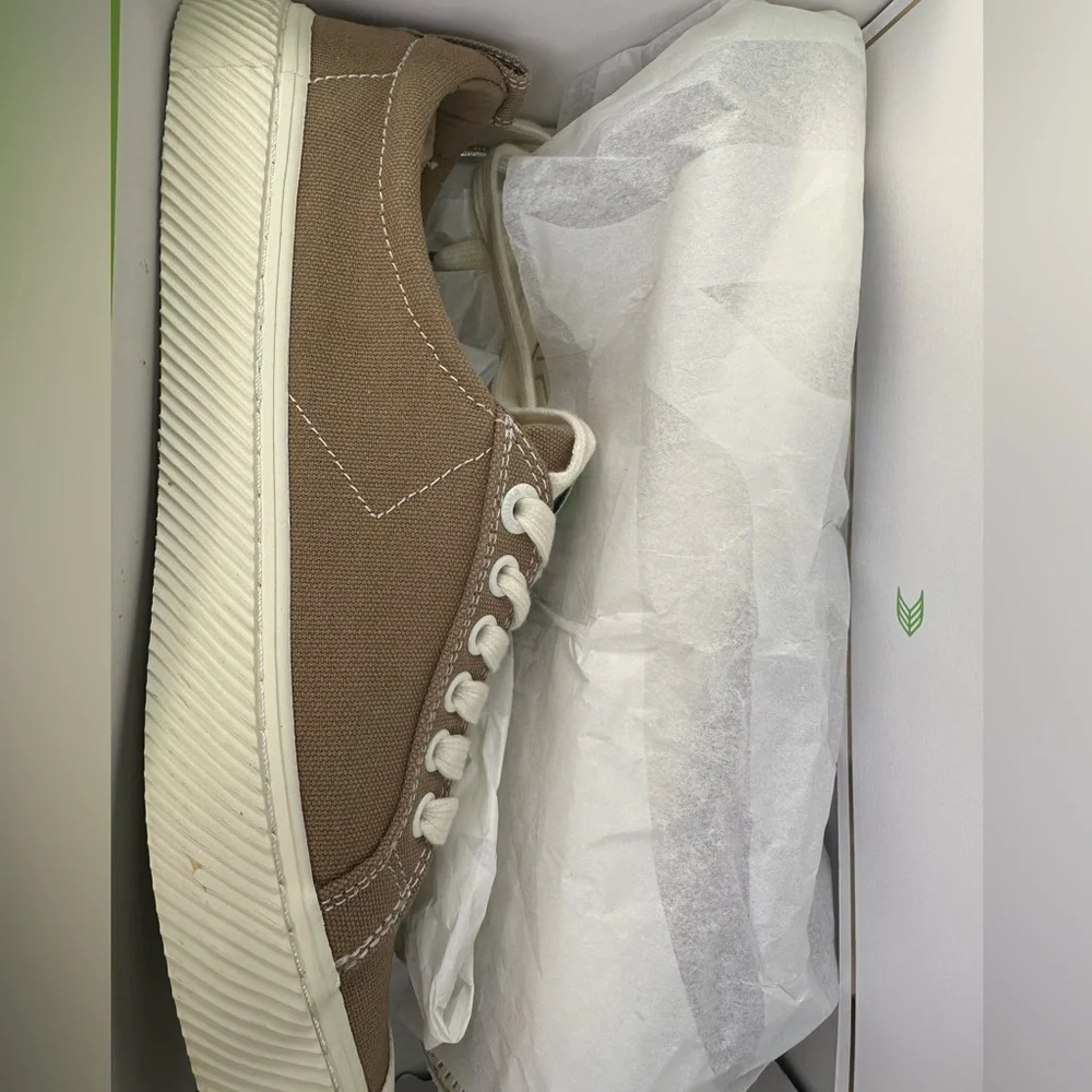 Sand contrast Cariuma canvas